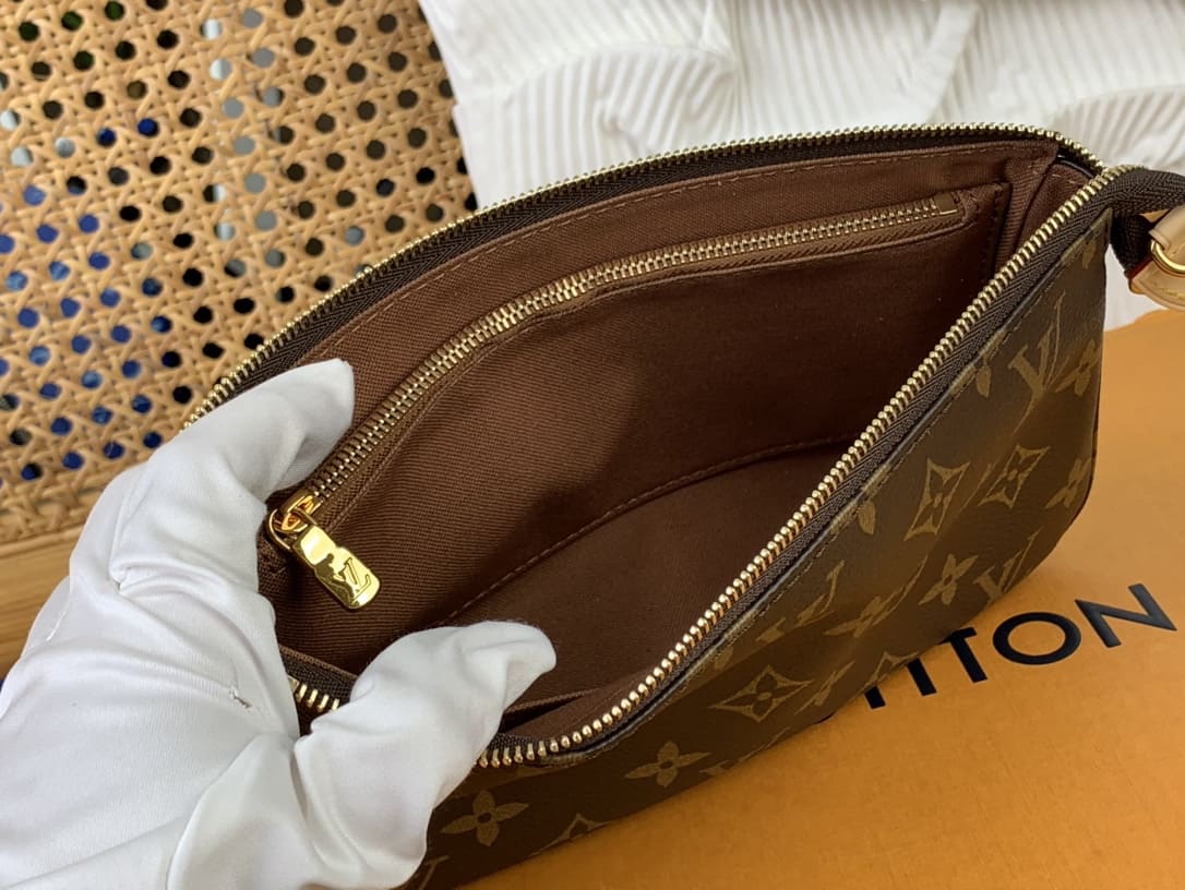 LOUIS VUITTON Pochette Accessoires